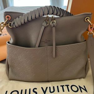 Luis Vuitton Maida Hobo in beige